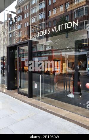London, Großbritannien - 9. JULI 2016: Louis Vuitton in der Sloane Street, London. Die Sloane Street liegt im Royal Borough of Kensington and Chelsea und ist bekannt für Stockfoto