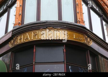 LONDON, Großbritannien - 9. JULI 2016: das Kaufhaus Harrods in London. Die berühmten Einzelhandelsunternehmen ist auf der Brompton Road in Knightsbridge entfernt. Stockfoto