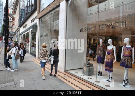 LONDON, Großbritannien - 9. JULI 2016: Menschen Shop an der Sloane Street in London. Sloane Street befindet sich im Royal Borough von Kensington und Chelsea gelegen und bekannt, fo Stockfoto