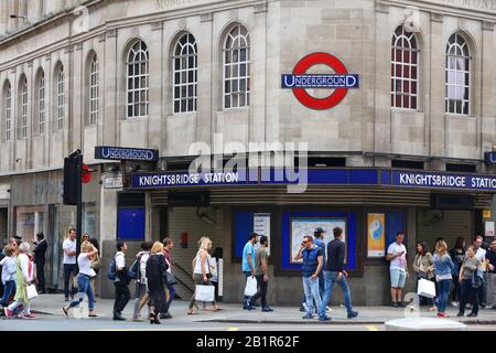 London, Großbritannien - 9. JULI 2016: Die Menschen besuchen die Knightsbridge Station in London. London ist die bevölkerungsreichste Stadt Großbritanniens mit 13 Millionen Menschen, die in i leben Stockfoto