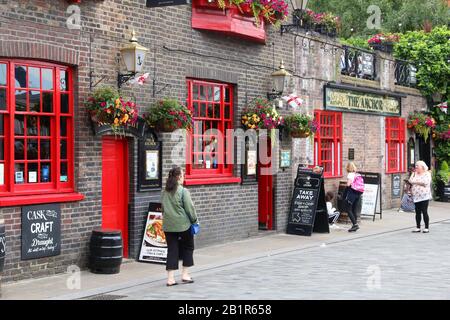LONDON, Großbritannien - 8. JULI 2016: Menschen besuchen die Anchor Pub in London. Es ist ein typisches Londoner Pub. Es gibt mehr als 7.000 Pubs in London. Stockfoto