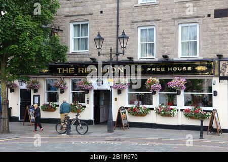 Doncaster, Großbritannien - 12. JULI 2016: Die Menschen laufen am Red Lion Pub in der Innenstadt von Doncaster, Großbritannien. Es ist eine der größten Städte in South Yorkshire, mit populati Stockfoto