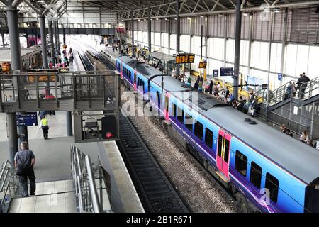 LEEDS, Großbritannien, 12. JULI 2016: TransPennine Express Zug der ersten Gruppe in Leeds Station in Großbritannien. Bahnhof Leeds um 28,8 Mio. jährliche verwendet wurde. Stockfoto