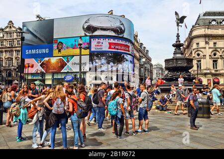 LONDON, Großbritannien - 7. JULI 2016: die Menschen besuchen Piccadilly Circus in London. London ist die bevölkerungsreichste Stadt in Großbritannien mit 13 Millionen Menschen, die in der m Stockfoto