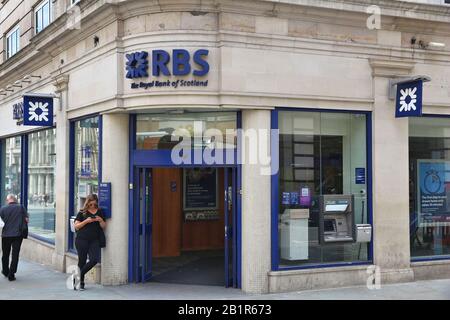 London, Großbritannien - 7. JULI 2016: Person wartet vor der RBS Royal Bank of Scotland Branch in London. RBS hat 700 Filialen, die meisten davon in Schottland. Stockfoto