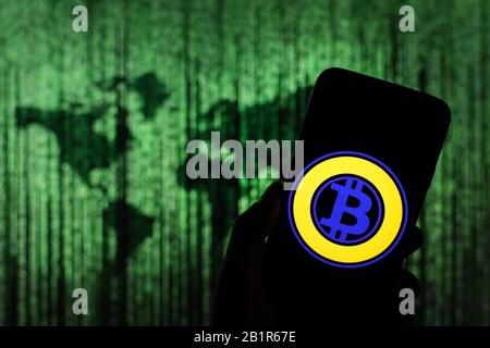 Polen. Februar 2020. In dieser Abbildung wird ein Bitcoin-Logo angezeigt, das auf einem Smartphone angezeigt wird. Kredit: Filip Radwanski/SOPA Images/ZUMA Wire/Alamy Live News Stockfoto