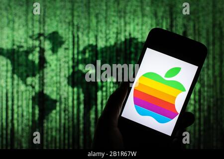 Polen. Februar 2020. In dieser Abbildung wird ein Apple-Logo auf einem Smartphone angezeigt. Kredit: Filip Radwanski/SOPA Images/ZUMA Wire/Alamy Live News Stockfoto