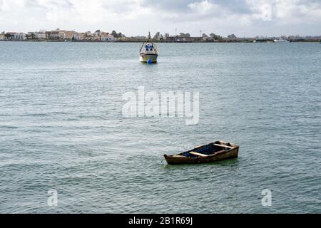 Isla Cristina, Spanien - 23. Januar 2020: Boote, die im Hafen von Isla Cristina in Südspanien sitzen Stockfoto