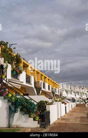 Isla Cristina, Spanien - 23. Januar 2020: Bunte weiße Strandhäuser entlang der Küstenlinie Stockfoto