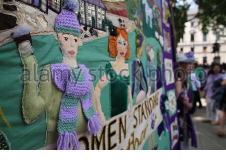 Ein Banner mit den Worten, Die Frauen in Wwestminster zusammenstehen, die von Frauen gemacht wurden, die an der 100-Jahre-Wahlparade teilnahmen. Stockfoto