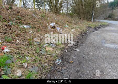 Abfall und Abfall, die auf einer Landstraße in Wales in einem Lay entsorgt wurden Stockfoto