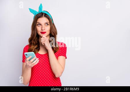 Portrait von neugierig positiv inspirierten Mädchen verwenden Smartphone Denken Gedanken aussehen Copyspace entscheiden Blog-Post-Texting Ideen tragen Stil modisch trendy blau Stockfoto