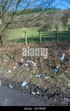 Abfall und Abfall, die auf einer Landstraße in Wales in einem Lay entsorgt wurden Stockfoto