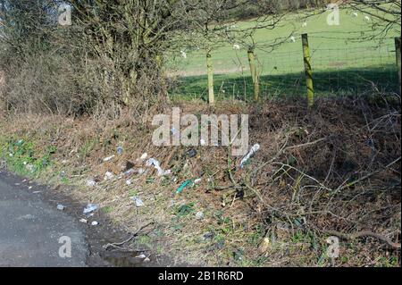 Abfall und Abfall, die auf einer Landstraße in Wales in einem Lay entsorgt wurden Stockfoto