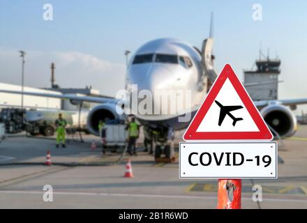 Flugzeug am Flughafen Warnschild Coronavirus Stockfoto