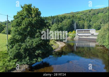 Stromerzeugung und Verteilung von Wasserkraft auf dem Land in der Nähe von Killin, Schottland Stockfoto