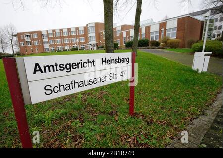 Gangelt, Deutschland. Februar 2020. Vor dem Amtsgericht steht ein Schild mit der Adresse. Mehrere hundert Menschen stehen in Nordrhein-Westfalen unter Hausquarantäne. Credit: Henning Kaiser / dpa / Alamy Live News Stockfoto