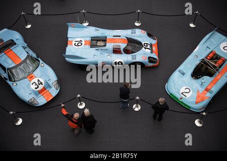 Stuttgart, Deutschland. Februar 2020. Auf der Retro Classics Oldtimermesse in einer Sonderausstellung historischer Rennwagen der Rofgo Gulf Heritage Collection werden ein Ford GT40 (l-r), ein Porsche 917K und ein Porsche 908-3 ausgestellt. Retro Classics zeigt vom 27. Februar bis zum 01. März 2020 Oldtimer und Youngtimer aus aller Welt. Kredit: Marijan Murat / dpa / Alamy Live News Stockfoto