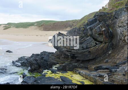 Wellen vom Atlantik, die auf den Strand von Europie, Port of Ness, Insel Lewis, Schottland stürzen Stockfoto