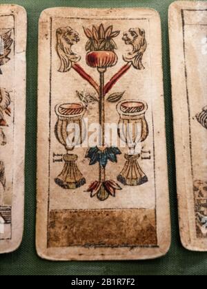 Anzug der in historischen italienischen Tarrot-Karten dargestellten Becher. Stockfoto