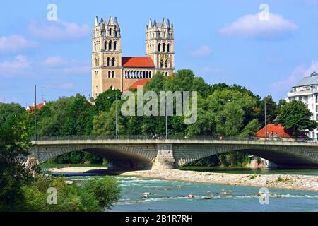 Brücke Reichenbach in Glockenbachviertell über Fluss mit Schruch St. Maximilian, Deutschland, Bayern, München Stockfoto