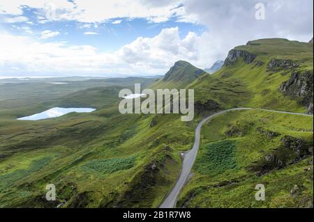 Spektakulärer Blick von den Hügeln über der Staffin Bay auf der Insel Skye, Schottland Stockfoto