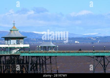 Bristol, Großbritannien. Februar 2020. Wetter in Großbritannien.Schnee Über Nacht auf den walisischen Bergen im Hintergrund vom weltberühmten Clevedon Pier. Bildnachweis: Robert Timoney/Alamy Live News Stockfoto