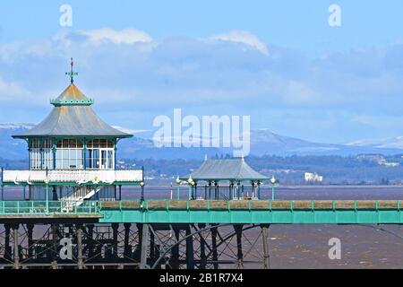 Bristol, Großbritannien. Februar 2020. Wetter in Großbritannien.Schnee Über Nacht auf den walisischen Bergen im Hintergrund vom weltberühmten Clevedon Pier. Bildnachweis: Robert Timoney/Alamy Live News Stockfoto