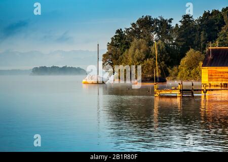 Roseninsel im Starnberger See bei Sonnenaufgang, Deutschland, Bayern Stockfoto