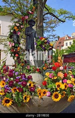 Viktualienmarkt, Statue von Karl Valentin mit Blumenschmuck, Deutschland, Bayern, München Stockfoto