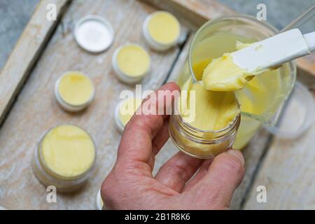 Herstellung einer Lippencreme aus Fichtenharz, Olivenöl, Bienenwachs und Honig, Deutschland Stockfoto