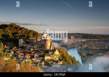 Chateau Castlenaud bei Sonnenaufgang mit dem Fluss Dordgne und Chateau Beynac Stockfoto