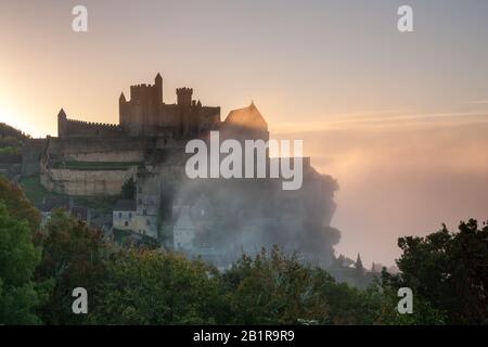 Chateau Beynac im Morgennebel Dordogne Frankreich Stockfoto