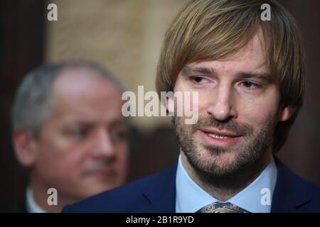 Prag, Tschechien. Februar 2020. R-L der tschechische Gesundheitsminister Adam Vojtech und der stellvertretende Gesundheitsminister Roman Prymula sprechen während einer Pressekonferenz nach dem Treffen der zentralen Epidemiologischen Kommission über neuartige Coronavirus am 27. Februar 2020 in Prag, Tschechien. Kredit: Michal Kamaryt/CTK Foto/Alamy Live News Stockfoto