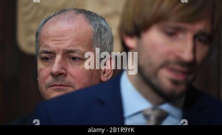 Prag, Tschechien. Februar 2020. R-L der tschechische Gesundheitsminister Adam Vojtech und der stellvertretende Gesundheitsminister Roman Prymula sprechen während einer Pressekonferenz nach dem Treffen der zentralen Epidemiologischen Kommission über neuartige Coronavirus am 27. Februar 2020 in Prag, Tschechien. Kredit: Michal Kamaryt/CTK Foto/Alamy Live News Stockfoto