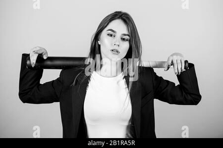 Das Spiel. Schön und gefährlich. Business Strategie. Aggressiv. Business Lady Boss. Entscheidende Aktionen. Vertrauen und Stärke. Frau hübsches Mädchen tragen formalen Jacke und halten Sie Baseball Bat. Stockfoto