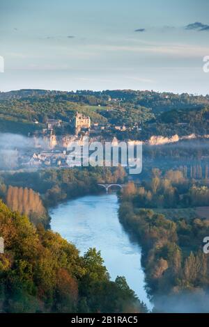 Chateau Castlenaud bei Sonnenaufgang mit dem Fluss Dordgne und Chateau Beynac Stockfoto