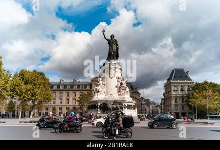 Paris, Frankreich, 3. Oktober, 2019: Verkehr fahren, Place de la Republique in Paris Stockfoto