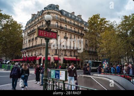 Paris, Frankreich - 3. Oktober 2019: Blick auf die U-Bahn-Haltestelle am Place de la Bastille im Zentrum von Paris Stockfoto