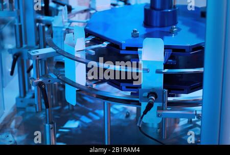 Rotationsschneidemaschine mit Schlitzmessersystem. Stockfoto