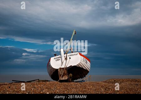 Altes Fischerboot am Aldeburgh Beach, Aldeburgh, Suffolk. GROSSBRITANNIEN Stockfoto