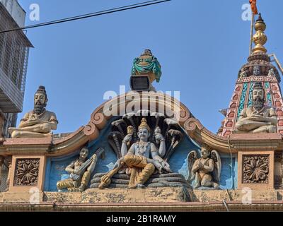 Sept. 2020 Stuck von Narayan(Vishnu)Narad mit Vina und Garuda im Laxmi narayan Tempel, mumbai, maharashtra, Indien, Asien Stockfoto