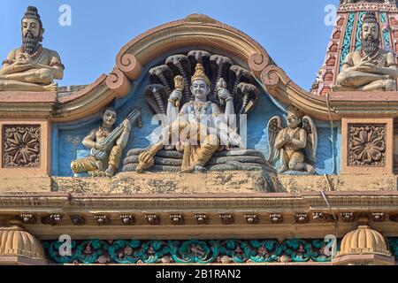 Sept. 2020 Stuck von Narayan(Vishnu) Narad mit Vina und Garuda im Laxmi Narayan Tempel, Bhuleshwar Charni Road in Mumbai Maharashtra Indien Stockfoto