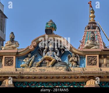 Sept. 2020 Stuck von Narayan(Vishnu)Narad mit Vina und Garuda im Laxmi narayan Tempel, mumbai, maharashtra, Indien, Asien Stockfoto