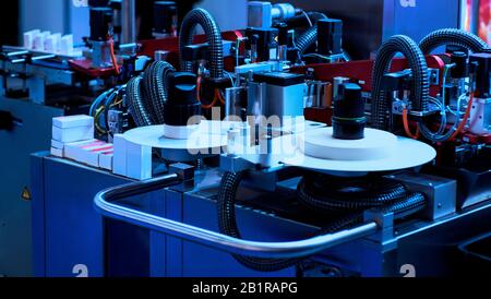 Rotationsschneidemaschine mit Schlitzmessersystem. Stockfoto