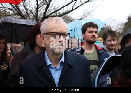 Jeremy Corbyn Geht durch die Menschenmassen, um seine Rede Bei den Ucu-Streiks zu halten Stockfoto