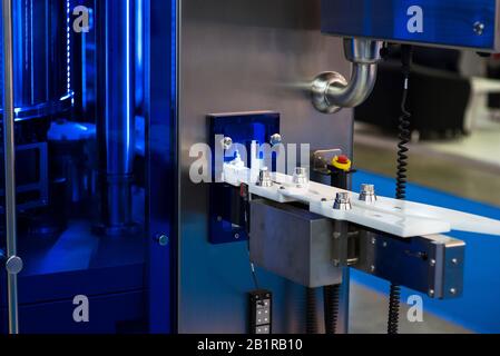 Rotationsschneidemaschine mit Schlitzmessersystem. Stockfoto