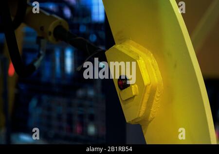 Not-Aus-Taster an neuer Maschine einbauen Stockfoto