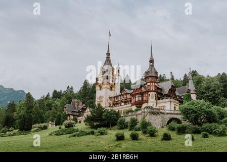 PELES IST EIN SCHLOSS DER NEORENAISSANCE IN DEN KARPATEN, IN DER NÄHE VON SINAIA, IM KREIS PRAHOVA, RUMÄNIEN, AN EINER BESTEHENDEN MITTELALTERLICHEN ROUTE, DIE SIEBENBÜRGEN UND WALACHIEN VERBINDET, DIE ZWISCHEN DEN JAHREN VON 1873 UND 1914 ERBAUT WURDE. Stockfoto