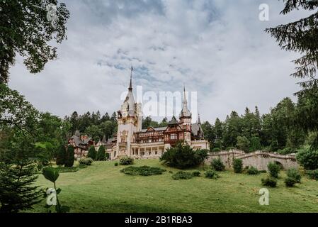 PELES IST EIN SCHLOSS DER NEORENAISSANCE IN DEN KARPATEN, IN DER NÄHE VON SINAIA, IM KREIS PRAHOVA, RUMÄNIEN, AN EINER BESTEHENDEN MITTELALTERLICHEN ROUTE, DIE SIEBENBÜRGEN UND WALACHIEN VERBINDET, DIE ZWISCHEN DEN JAHREN VON 1873 UND 1914 ERBAUT WURDE. Stockfoto